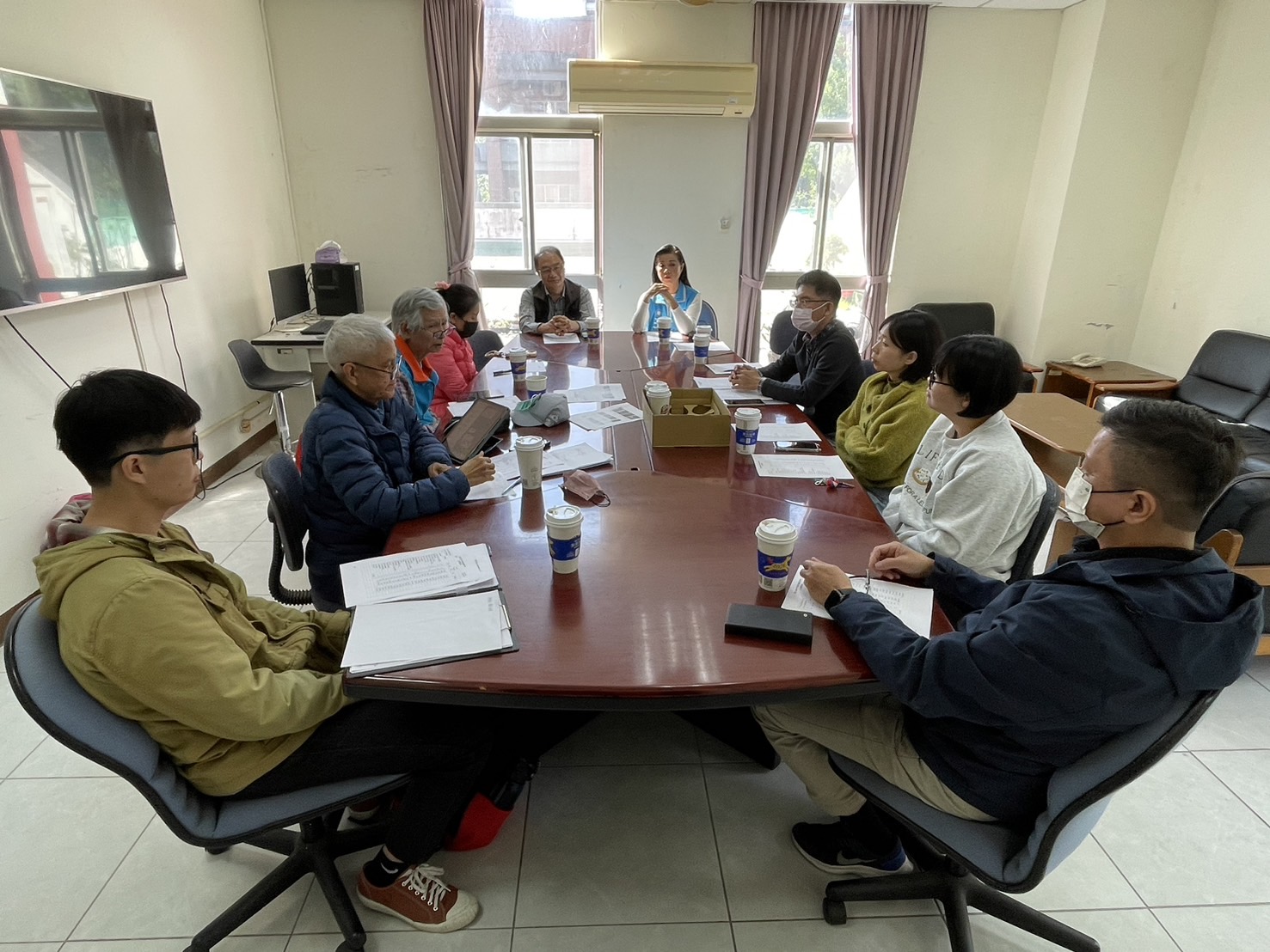 王春梅會同國教署人員及專業委員一行與東大體中校方人員開會。(記者翻攝)