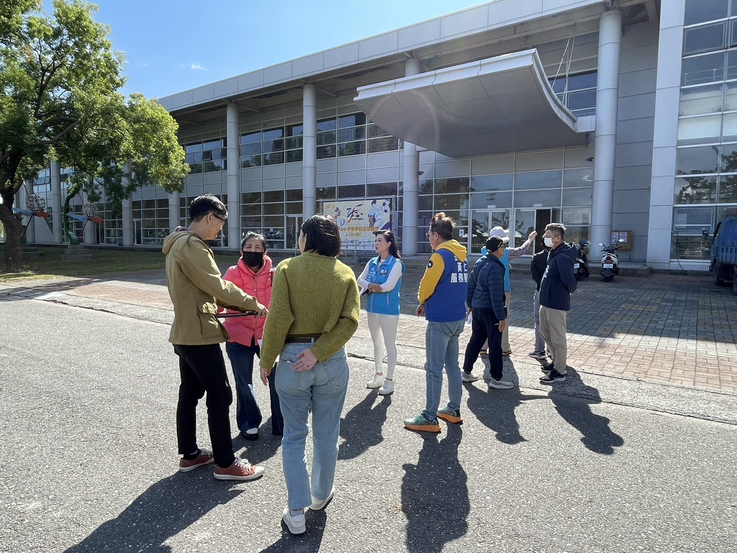 王春梅一行親赴東大體中校園。(記者翻攝)