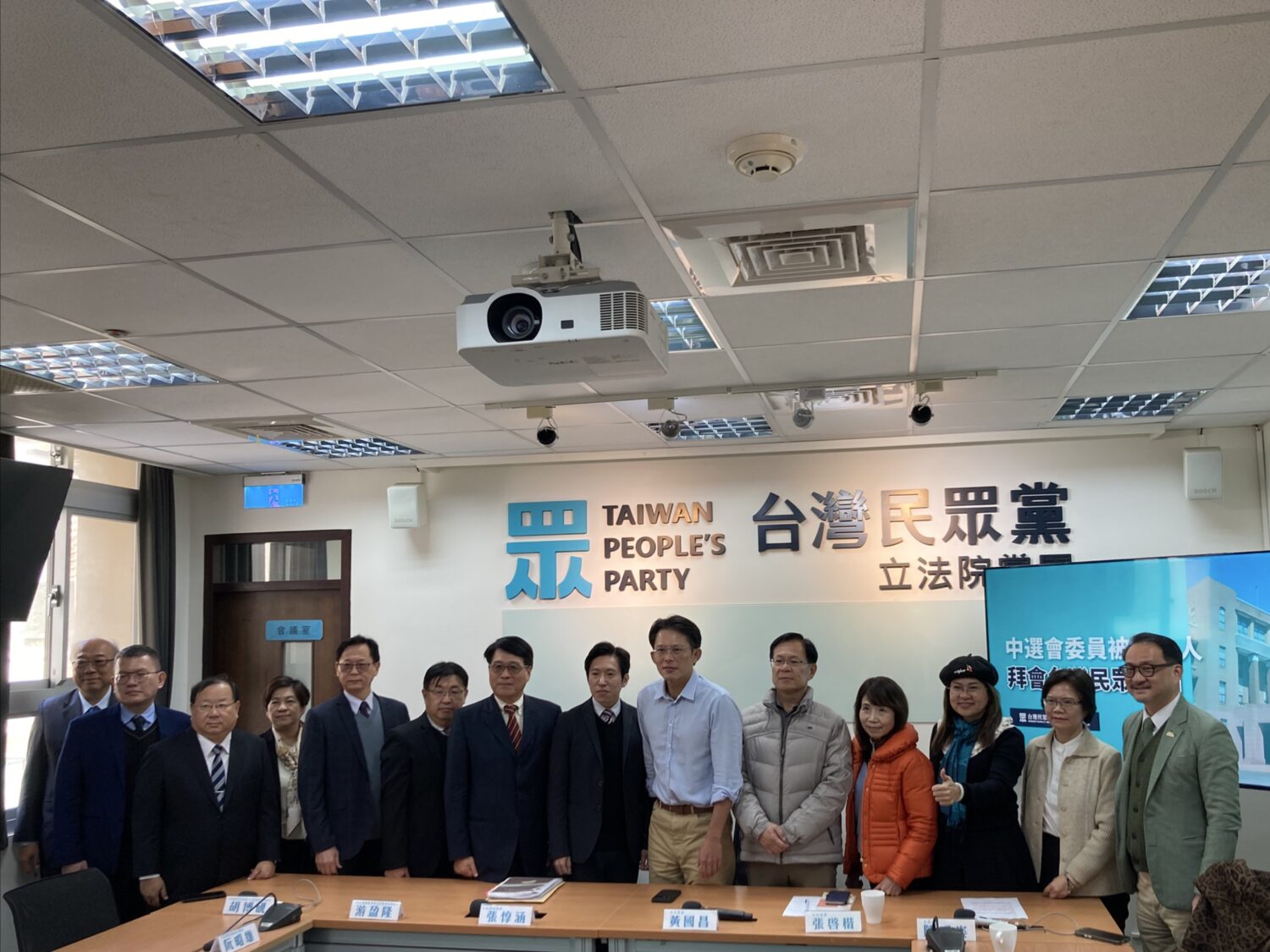 行政院秘書長張惇涵、副秘書長阮昭雄率游盈隆等7位中選會委員被提名人,拜會民眾黨立法院黨團。(圖/民眾黨團)