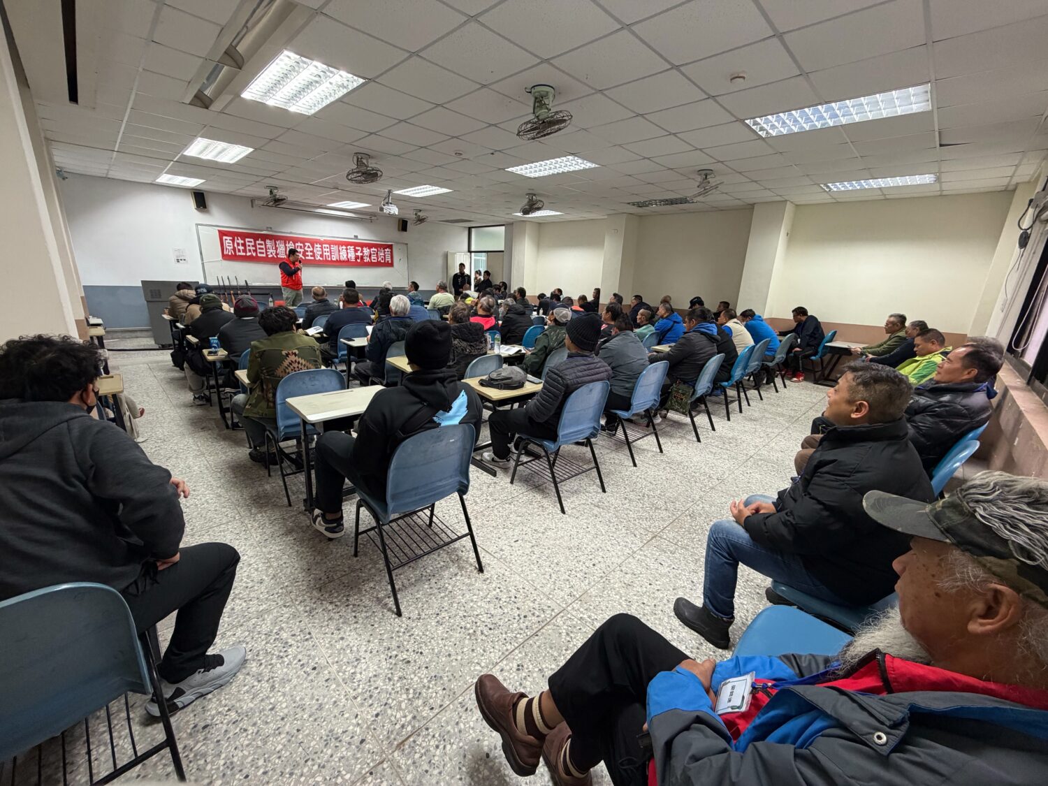 種子教官培育相關訓練內容聚焦於槍枝安全操作、射擊規範、槍傷急救止血與心肺復甦術（CPR）等實務課程。(記者翻攝)