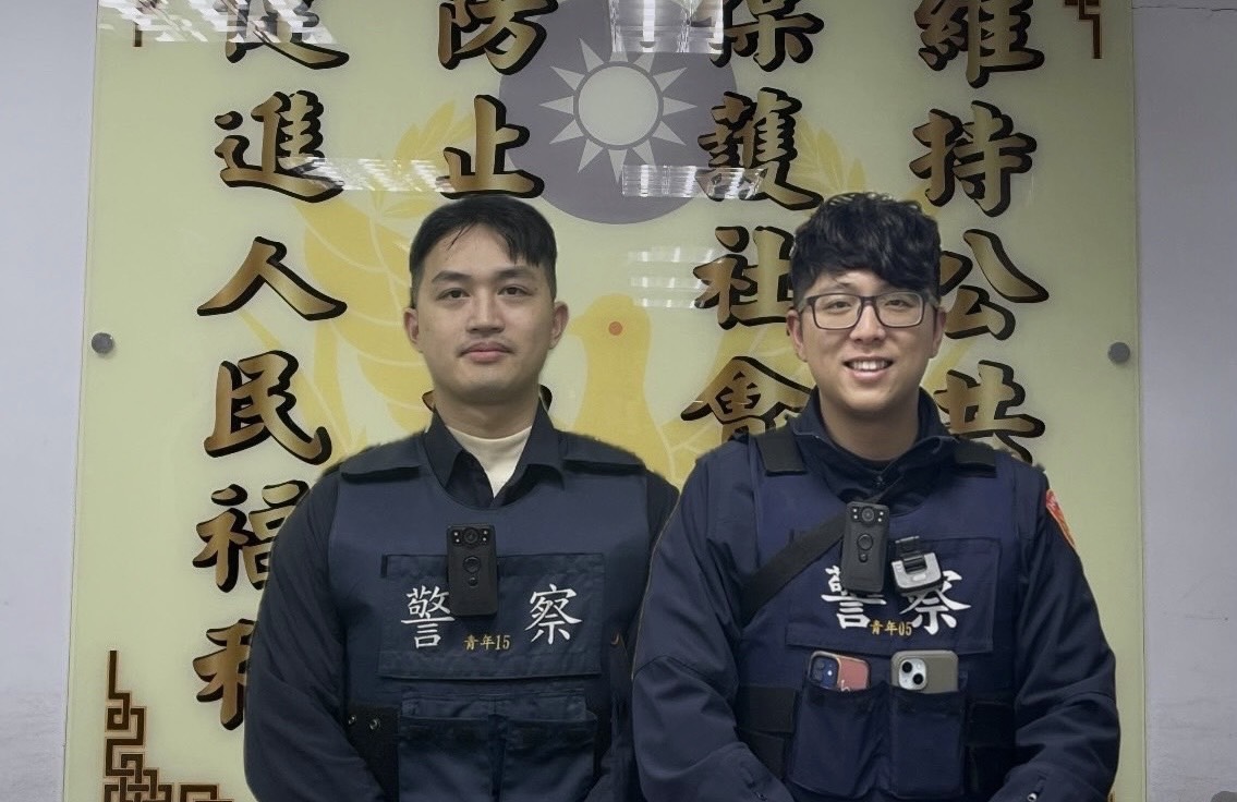 萬華分局青年路派出所警員吳源智(左)、李春霖(右)。(圖/記者 趙靜姸翻攝)