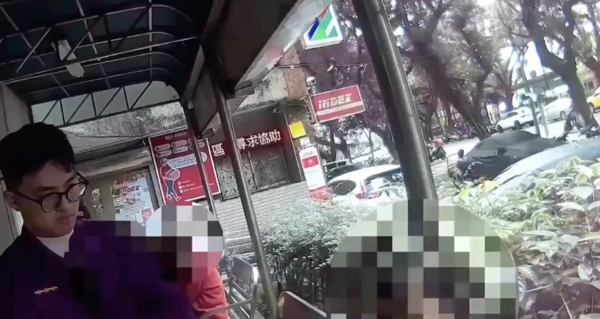 員警獲報後前往現場勸導民眾此為詐騙。(圖/記者 趙靜姸翻攝)