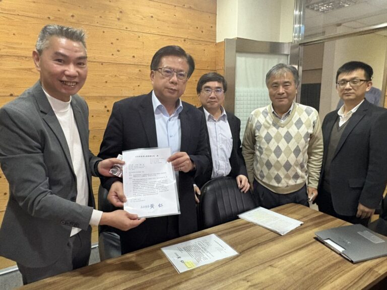 (左起)黃仁委員辦公室主任丁國華、農業部政務次長黃昭欽、農糧署副署長陳啓榮及台東縣釋迦生產合作社理事主席王志偉。(記者 包克明攝)