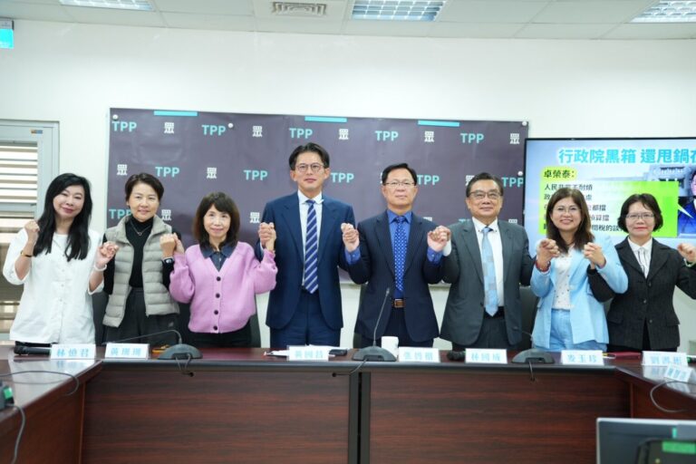 民眾黨立法院黨團舉行任期內最後一場例行記者會,黃國昌、張啓楷、黃珊珊、麥玉珍、林憶君、林國成等六位即將卸任的委員齊聚,離情依依。(圖/民眾黨團)