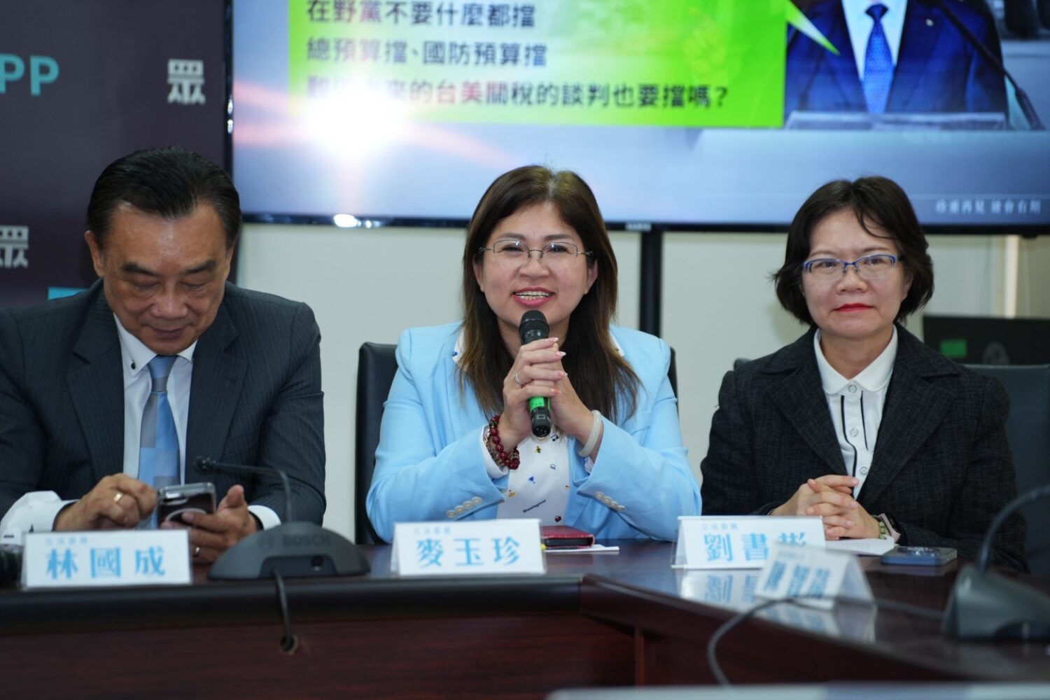 麥玉珍表示，十二萬分感謝民眾黨她給機會與這兩年立院的指導，讓她完成《新住民基本法》的通過。(圖／民眾黨團)