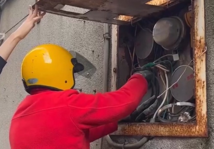 臺灣電力公司人員執行斷電。（圖／記者 趙靜姸翻攝）
