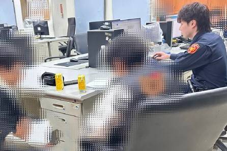 處理員警安撫報案人情緒並積極受理報案。(圖／記者戴昱弘 翻攝）