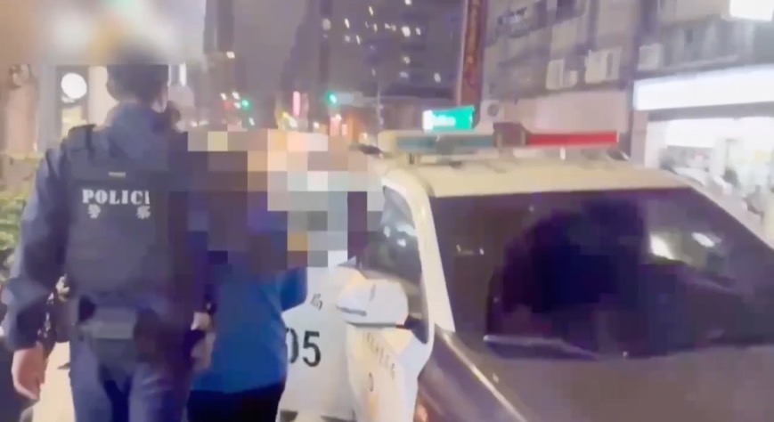 員警將賭客帶上車。（圖／記者 趙靜姸翻攝）