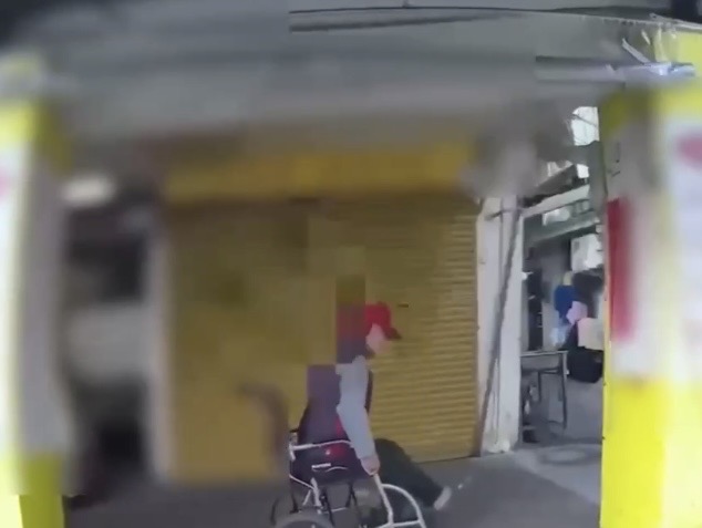 迷路老翁獨自一人坐在輪椅上。（圖／記者 趙靜姸翻攝）