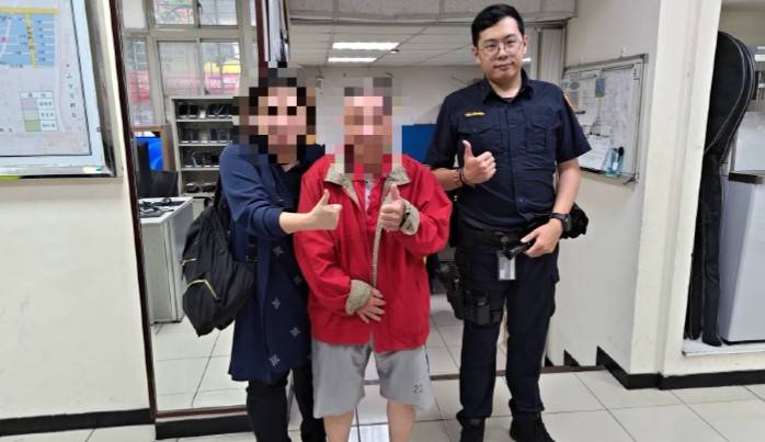 處理員警與老翁(中)及家屬合影。（圖／記者 戴昱弘翻攝）