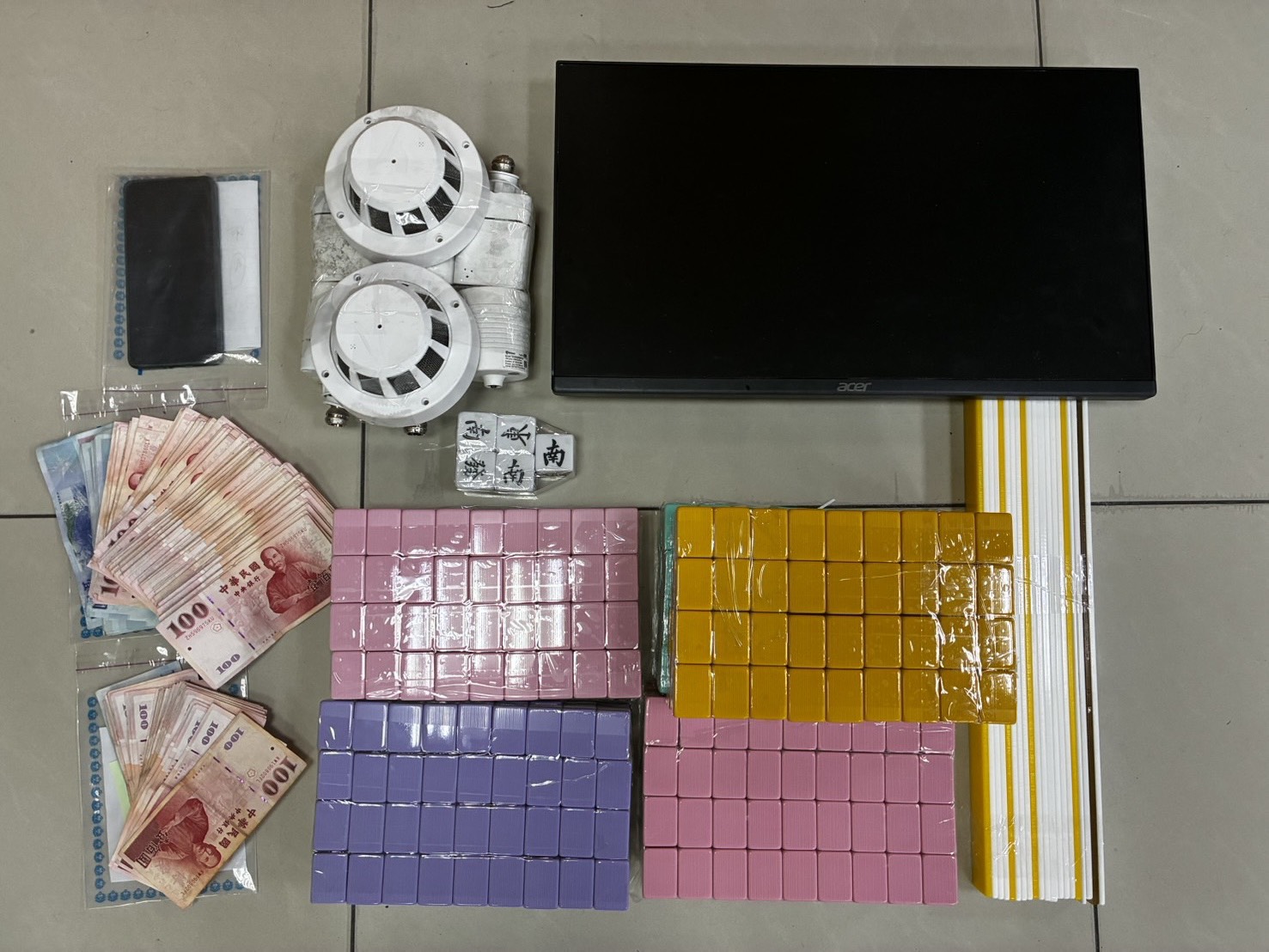 龍山派出所現場查扣之證物。（圖／記者 趙靜姸翻攝）