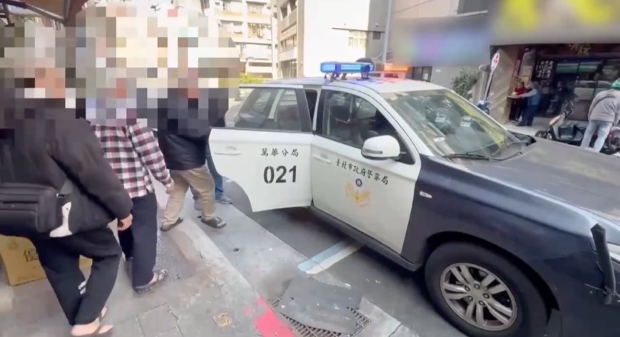 西門町派出所帶賭客上警車。（圖／記者 趙靜姸翻攝）