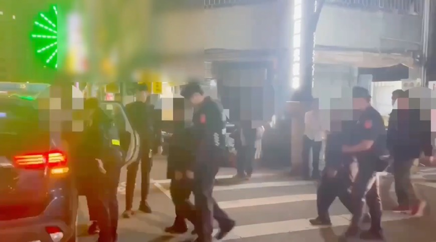 龍山派出所帶賭客上警車。（圖／記者 趙靜姸翻攝）