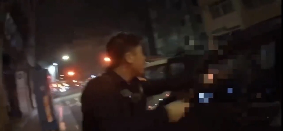 警方於現場進行破窗。（圖／記者 趙靜姸翻攝）