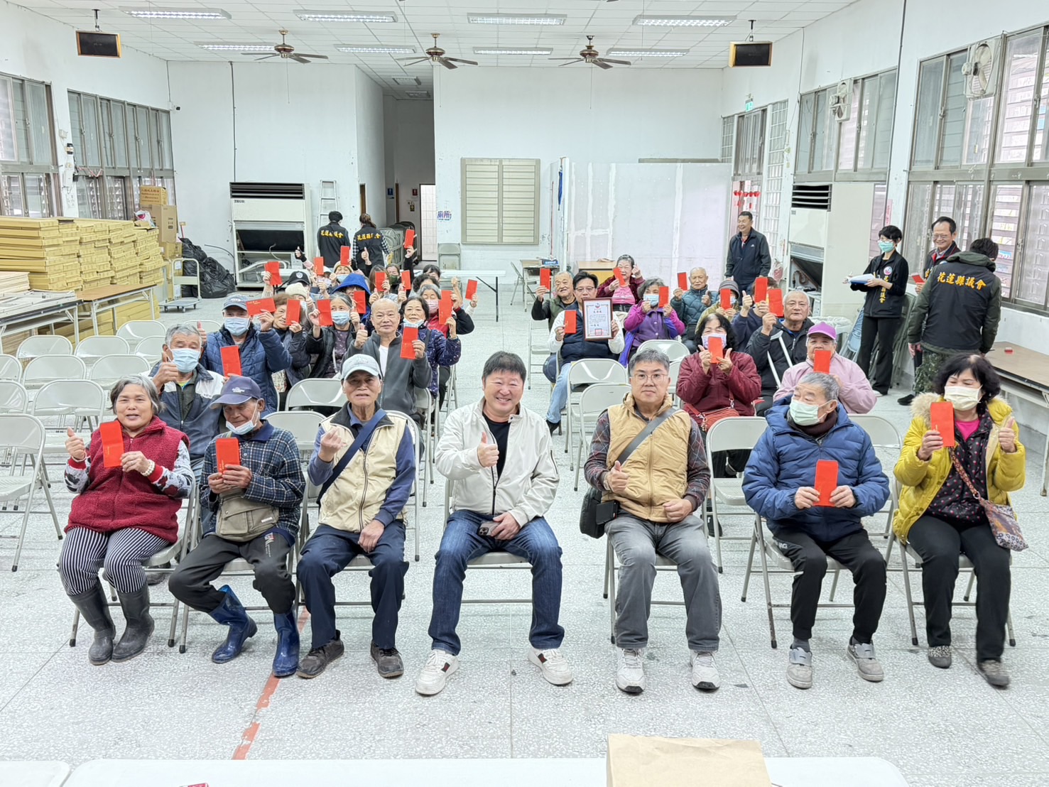此次慰問行動共發放近300份慰問紅包，並同步準備民生物資，希望在寒冬與農曆春節前夕，為獨居長輩的生活增添實質支持與安心。（圖／記者 趙靜姸翻攝）