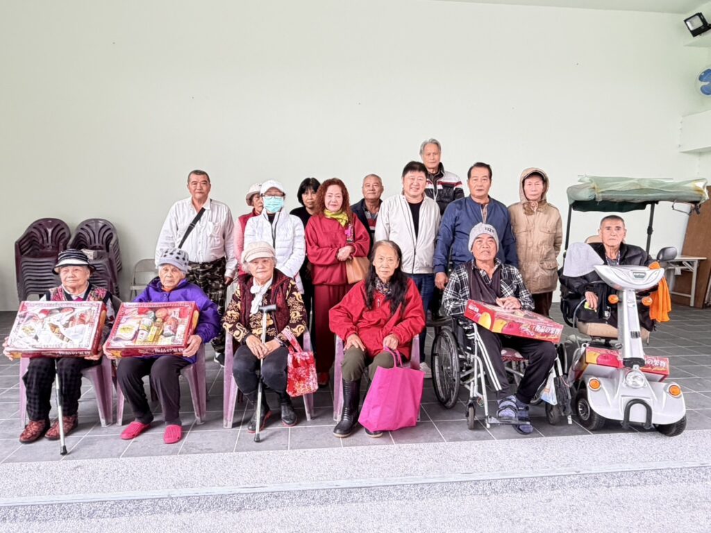 張峻今（20） 日前往光復地區各村，辦理獨居老人慰問金與物資發放作業，親自將關懷送到長輩身邊。（圖／記者 趙靜姸翻攝）