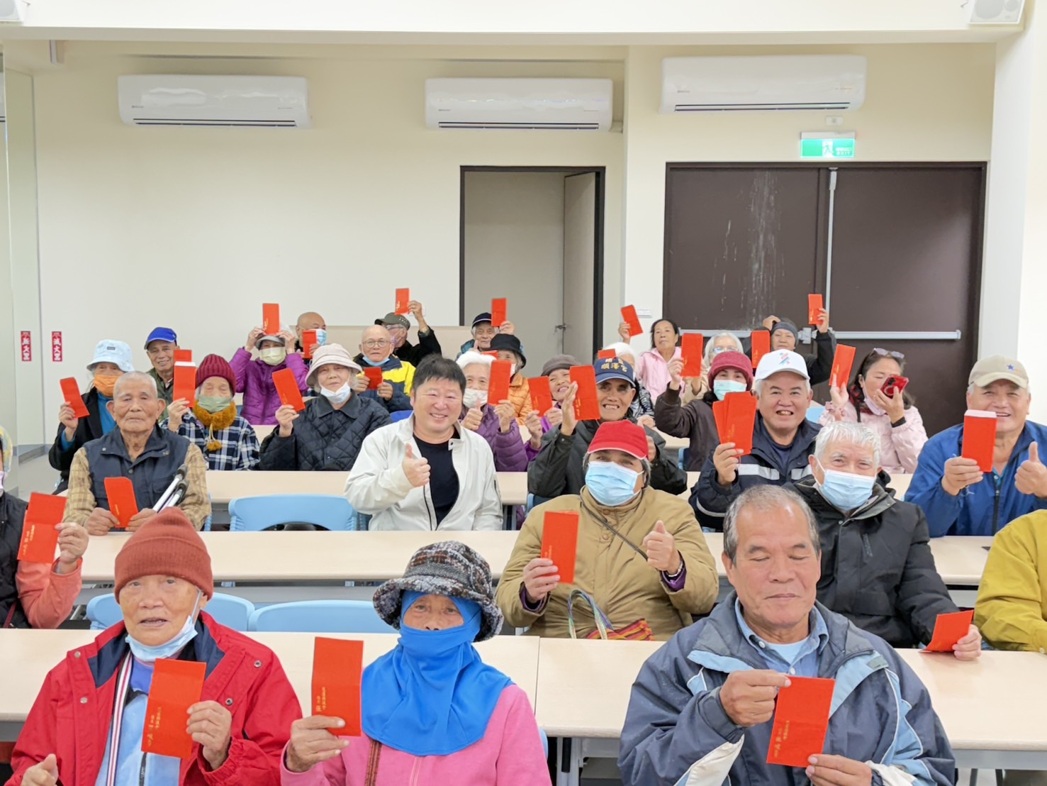 張峻（著白外套者）最後祝福所有長輩與鄉親，在新的一年新年快樂、平安健康，在彼此的關心與陪伴中，迎接一個溫暖、安心的新年。（圖／記者 趙靜姸翻攝）