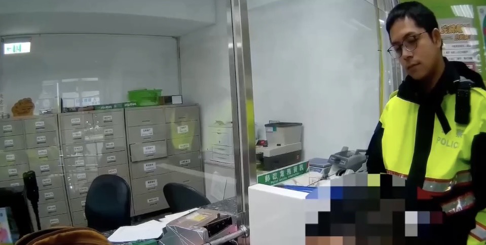 員警抵達現場了解情形，耐心勸說並舉例實際詐騙案例，被騙民眾恍然大悟，驚覺自己差點落入詐騙陷阱，當場放棄提領念頭，成功守住140萬元。 （圖／記者 趙靜姸翻攝）