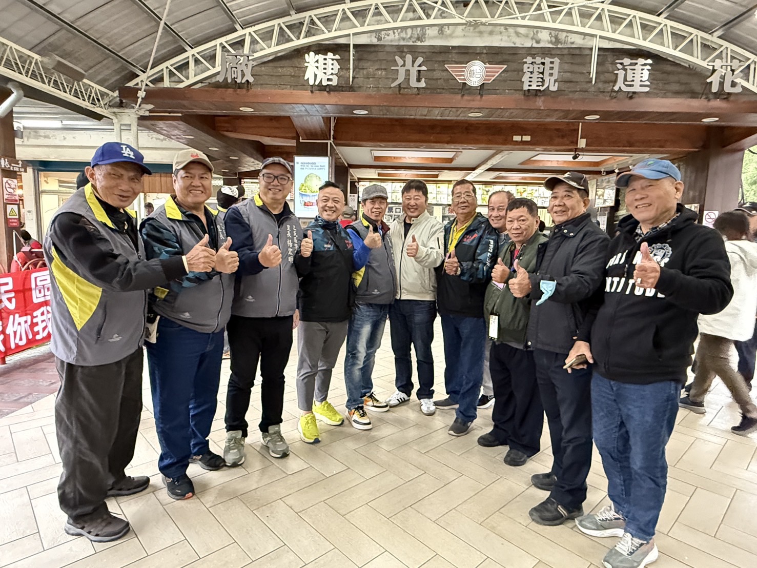 張峻(圖中)表示,在花蓮最不容易的時候,高雄市三民區里長們願意站出來、走進來,是對花蓮最大的鼓勵與支持。(圖/記者 趙靜姸翻攝)