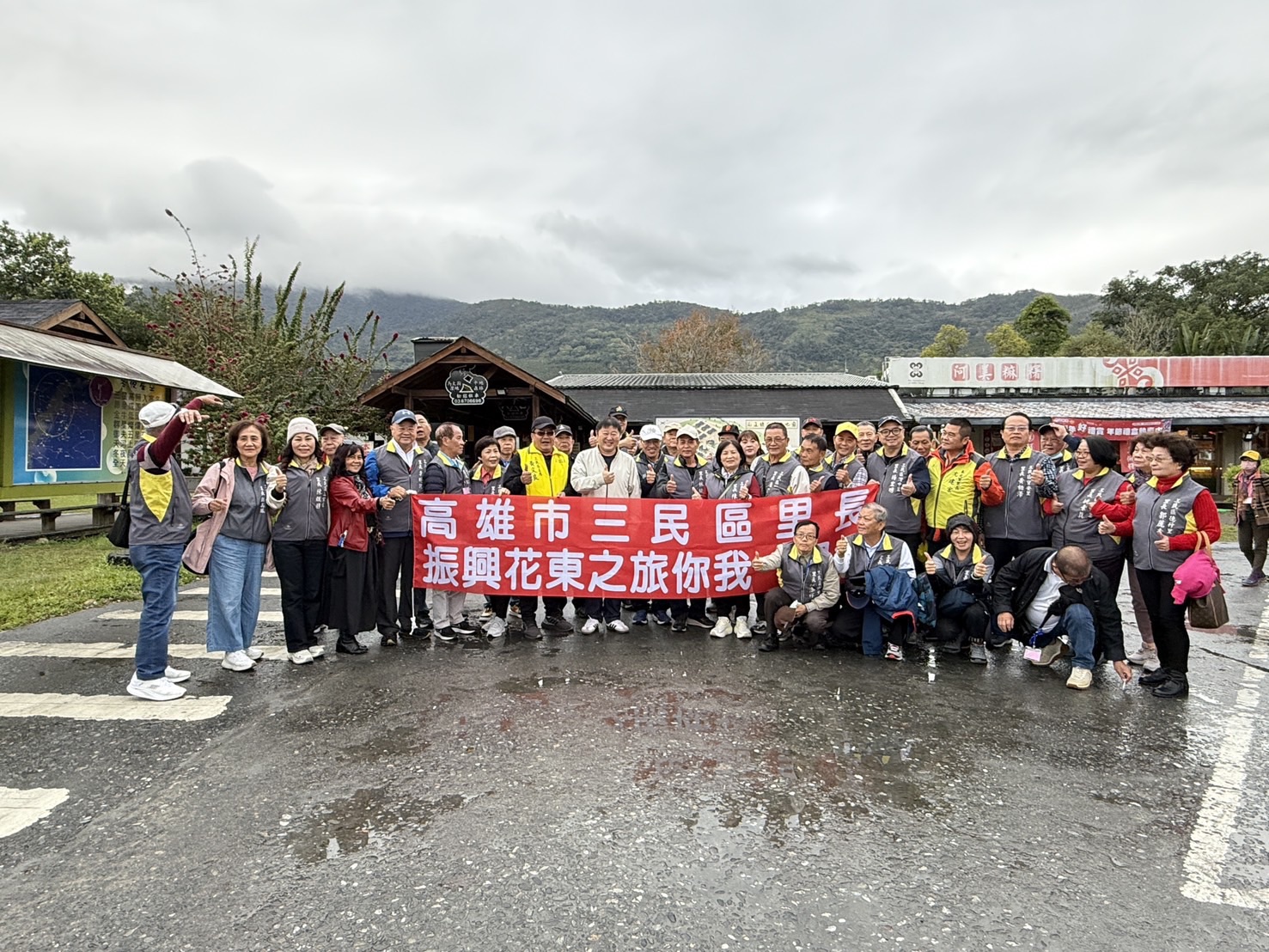 張峻(圖中著白色外套者)與專程來到花蓮進行踩線行程的高雄市三民區 68 位里長合影。(圖/記者 趙靜姸翻攝)