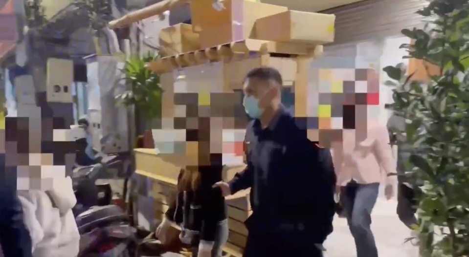 警方帶涉案之性工作女子上車。（圖／記者 趙靜姸翻攝）