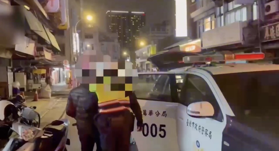 警方帶涉案男客上車。（圖／記者 趙靜姸翻攝）