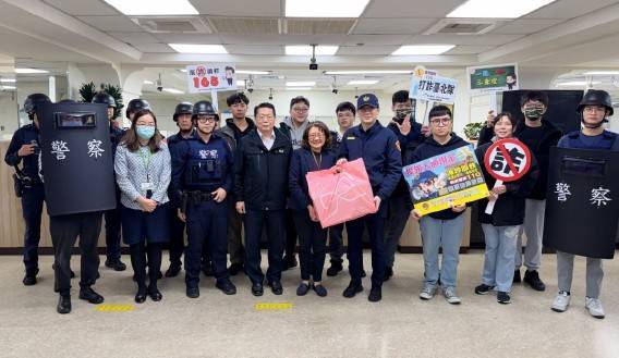 大同分局警方感謝合作金庫大同分行協助辦理防搶演練。(圖／記者戴昱弘 翻攝）
