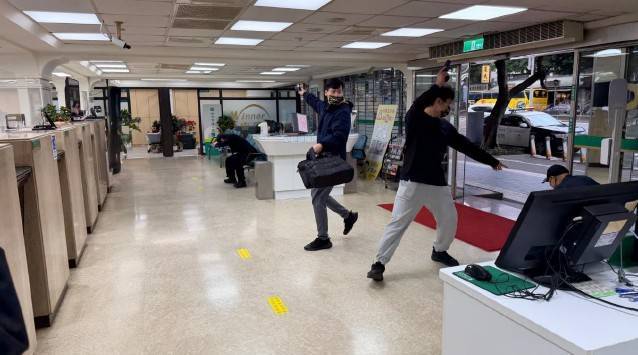 兩名持槍歹徒闖入銀行搶劫。(圖／記者戴昱弘 翻攝）