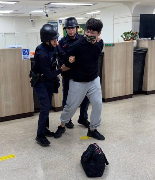 警察接獲通報後迅速到場，噴灑歹徒辣椒水後順利逮捕一名犯嫌。(圖／記者戴昱弘 翻攝）