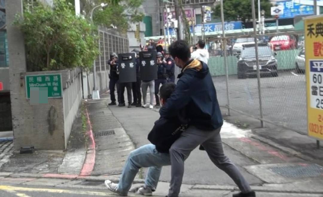 另一名犯嫌逃逸後至民權西路捷運站旁巷子挾持人犯。(圖／記者戴昱弘 翻攝）