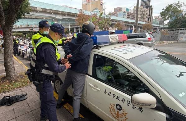 警方立即成立攻堅談判組，並在攔截圍捕點逮捕歹徒。(圖／記者戴昱弘 翻攝）