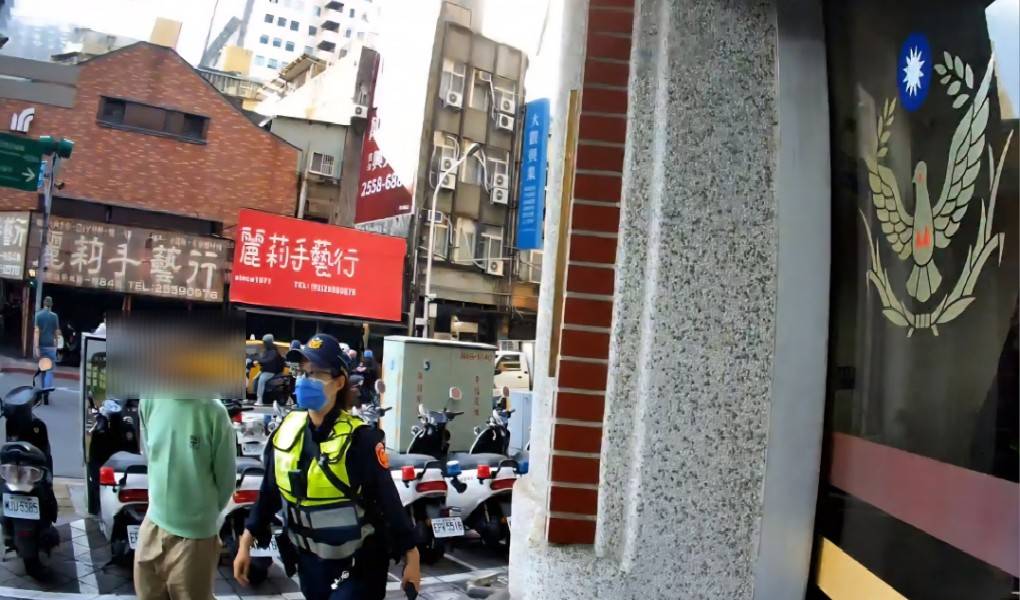 大同分局延平派出所員警護送蔡姓老翁返所休息。(圖/記者戴昱弘 翻攝)