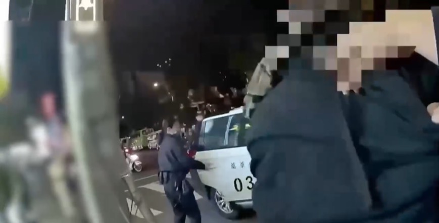 萬華分局員警帶嫌犯上警車。(圖/記者 趙靜姸翻攝)