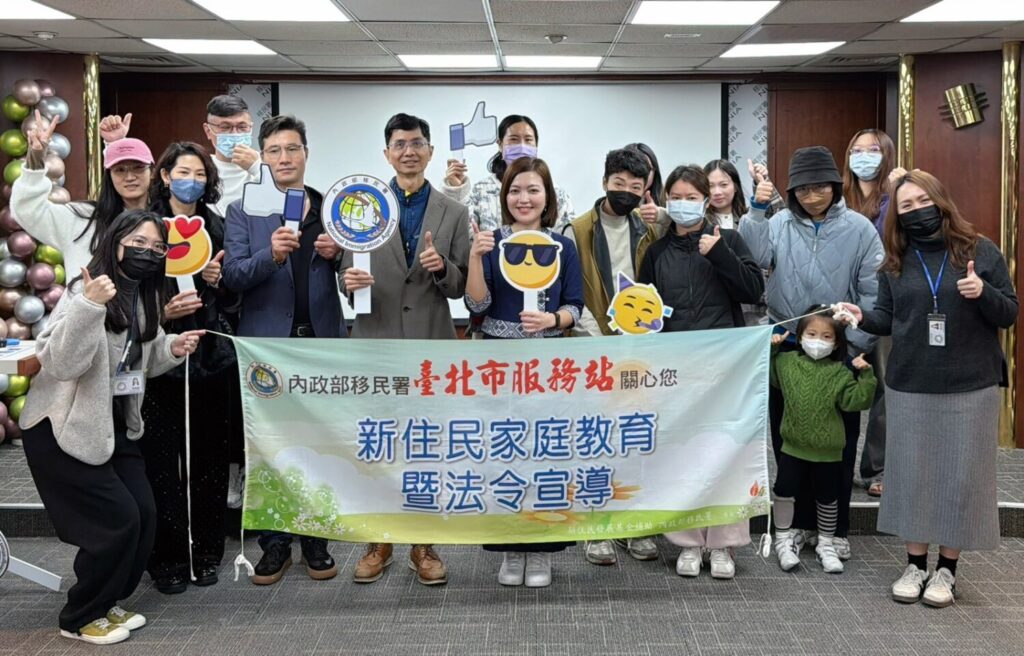 移民署北區事務大隊臺北市服務站邀請泰國新住民伍精唯BEKA CHIDAPHA（前排左5）擔任講師，分享自身以八點檔學臺語克服語言挫折的故事。（圖／記者 趙靜姸翻攝）