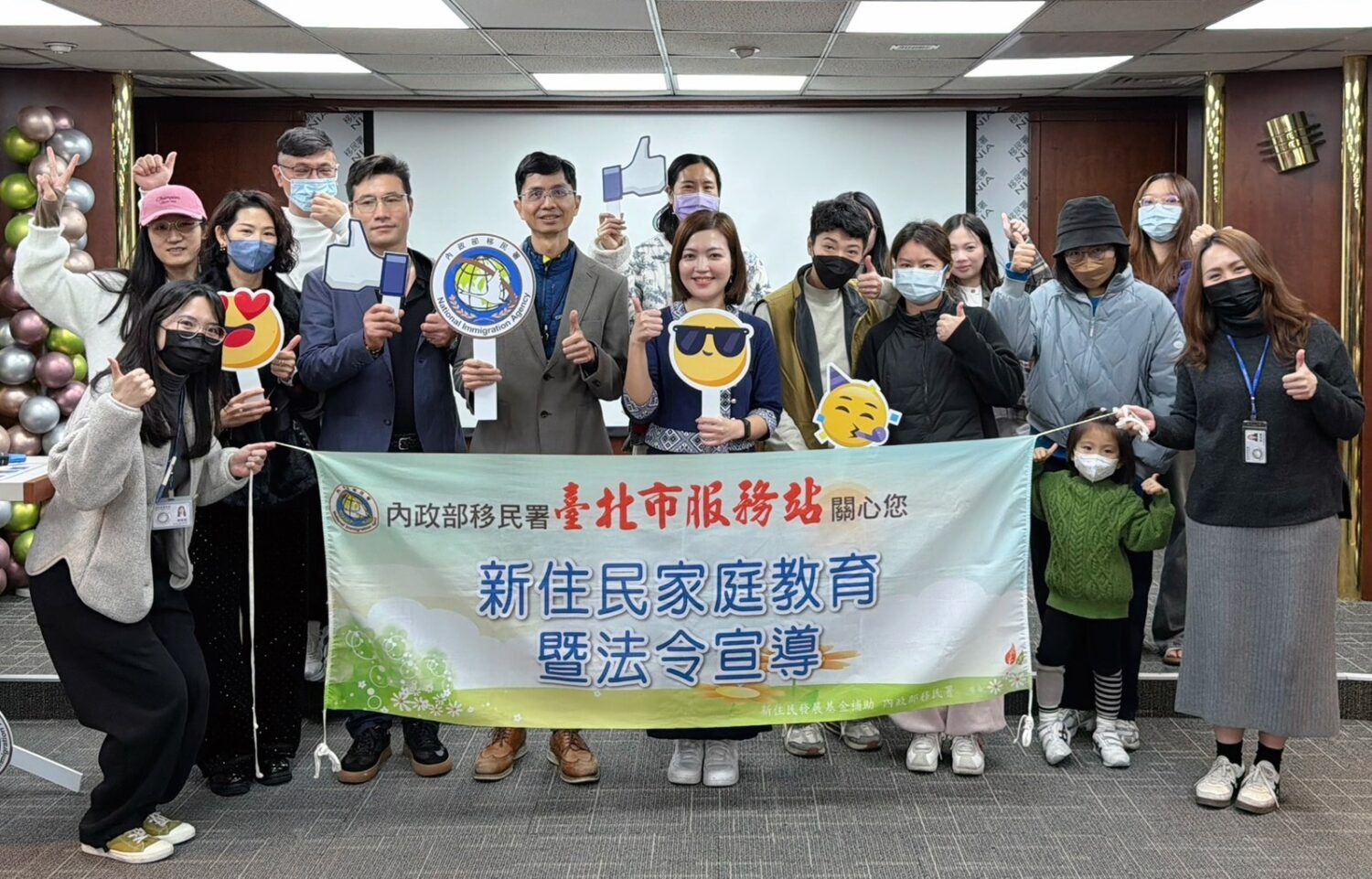 移民署北區事務大隊臺北市服務站邀請泰國新住民伍精唯BEKA CHIDAPHA（前排左5）擔任講師，分享自身以八點檔學臺語克服語言挫折的故事。（圖／記者 趙靜姸翻攝）