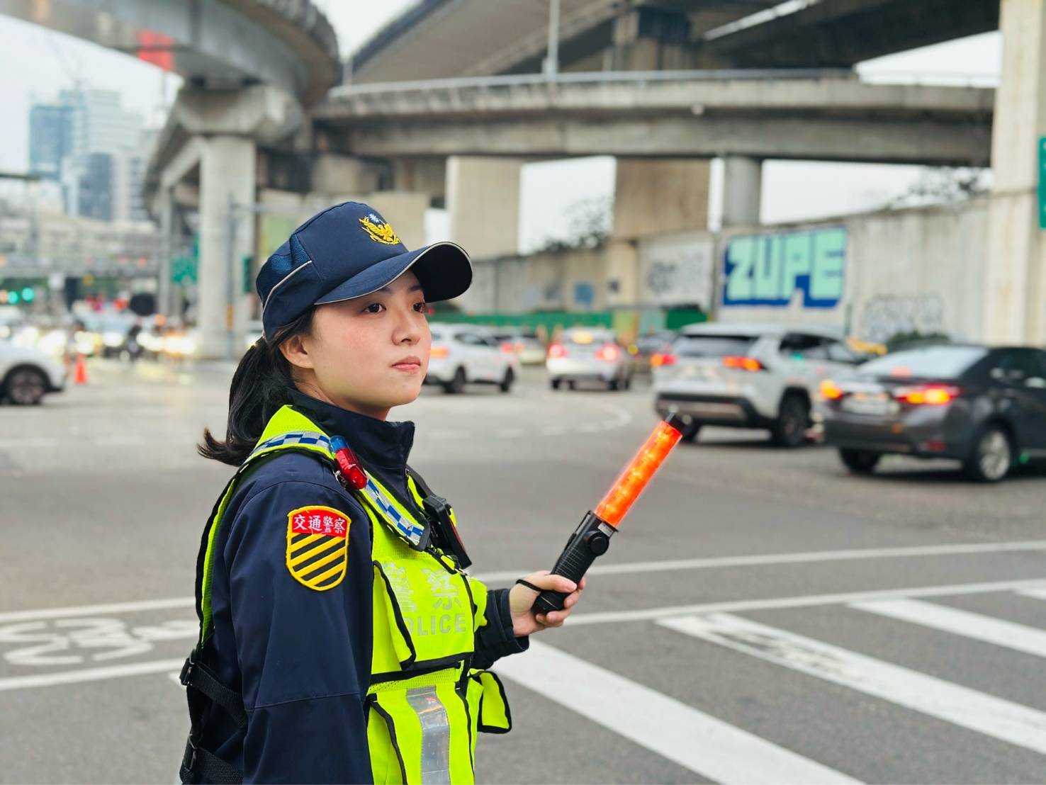 大同分局對迪化商圈周邊道路及重要路口，加強人流與車流疏導及安全管制。(圖／記者戴昱弘 翻攝）
