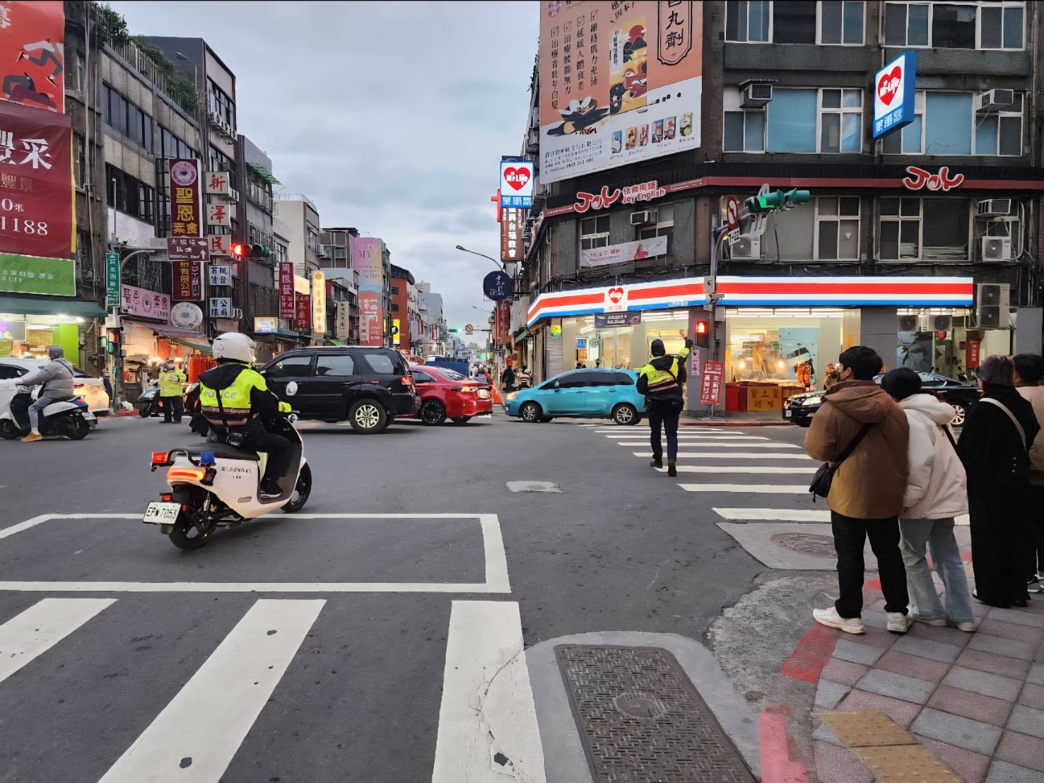 大同分局強化「交通快打機制」守護迪化商圈採買熱潮。(圖／記者戴昱弘 翻攝）