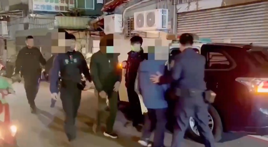 萬華分局破獲一處隱藏於長順街民宅的職業賭場,圖為警方將現場人員帶上車。(圖/記者 趙靜姸翻攝)