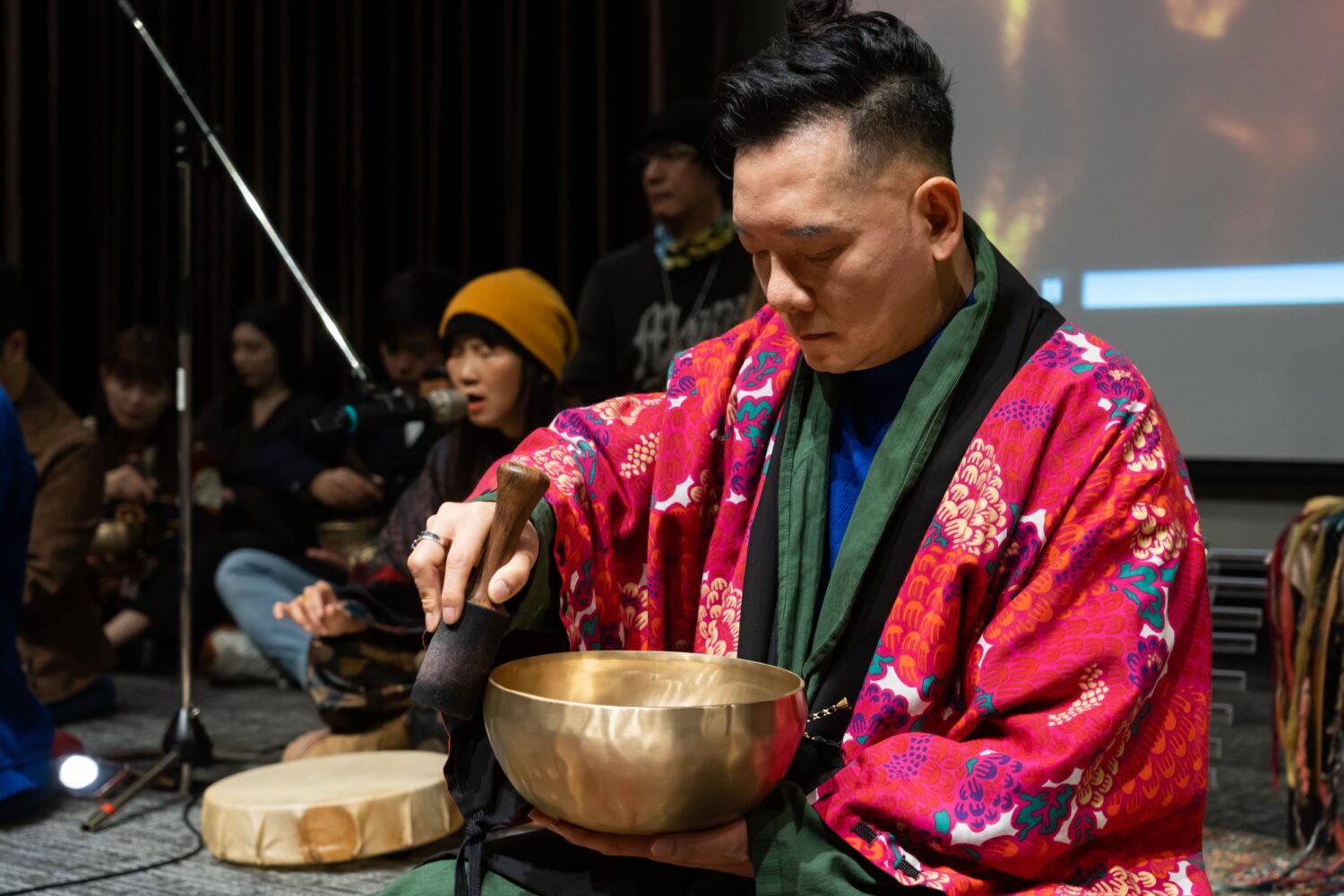 在演出正式開始前的短短30分鐘，田定豐與朱衍舞老師才在後台進行了一場頌缽特訓。(圖/唱戲世界娛樂 提供)