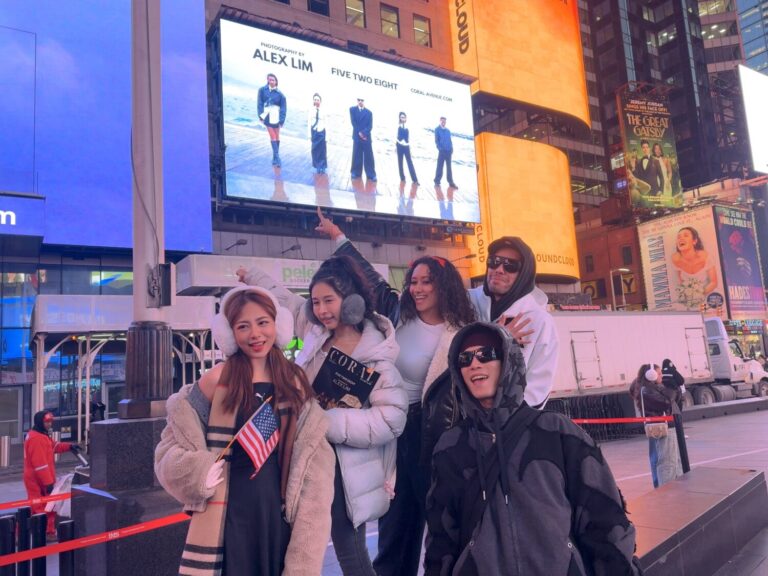 國際公益企業家阿卡莎納（AKSN）組成的全新團體「FIVE TWO EIGHT 五二八」登上紐約國際時代廣場國際地標Time Square曝光。(圖/阿卡莎納團隊 提供)