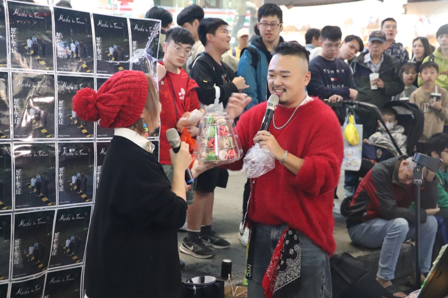 吳亦帆向滿評哥(紅衣)分享＜在哪裡你的耳朵＞是一首偷臭爸爸差點把她「害死」的小故事。(圖/台北海大  提供)