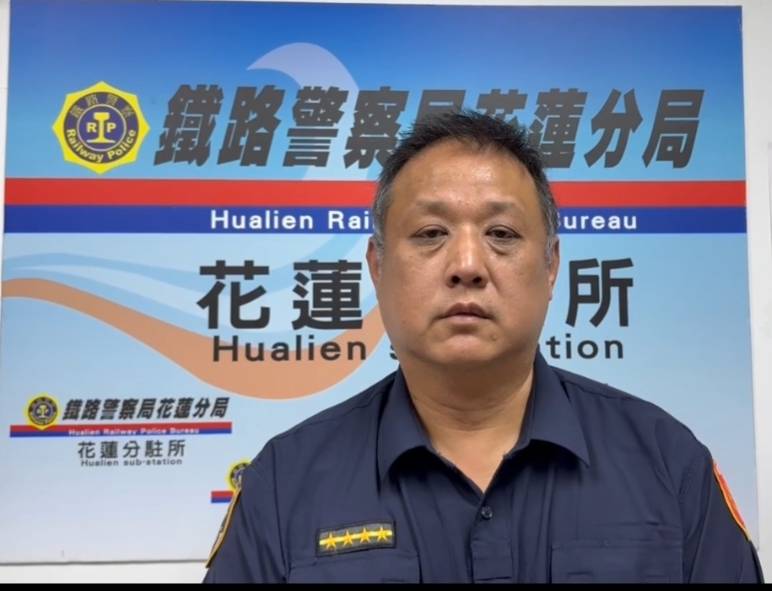 鐵路警察局花蓮分局花蓮分駐所副所長樂群說明情況(記者李健興翻攝)