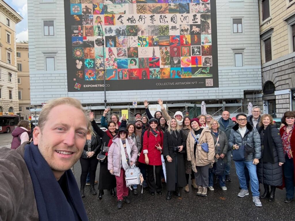 來自全球的藝術家齊聚羅馬，斗大的亞洲藝術協會及數百幅各國作品吸引大量目光，右三為書畫家王門傑。(圖／Expo Metro Rome提供)