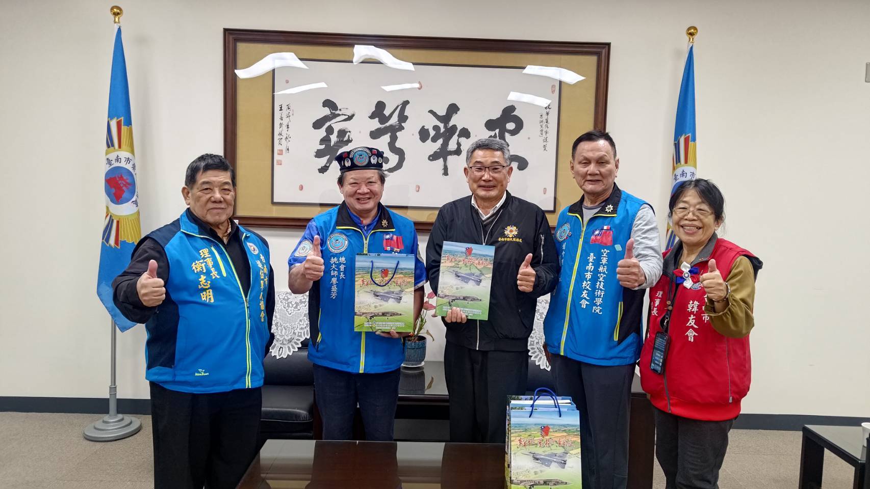 廖總會長拜會胡思湘處長,同時贈送校友總會出版的「空軍地勤榮民生命史」五本新書當賀禮。(圖/空軍航空技術學院校友總會 提供)