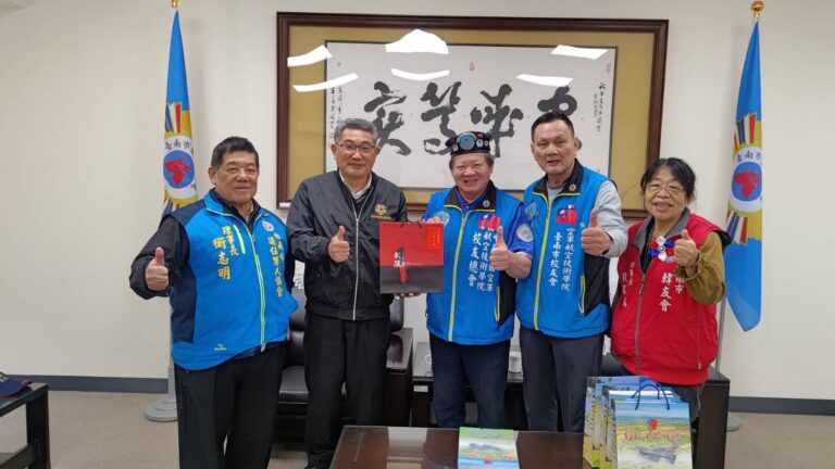 廖總會長拜會胡思湘處長，同時贈送退輔會補助，校友總會出版的「空軍地勤榮民生命史」五本新書當賀禮。(圖/空軍航空技術學院校友總會 提供)