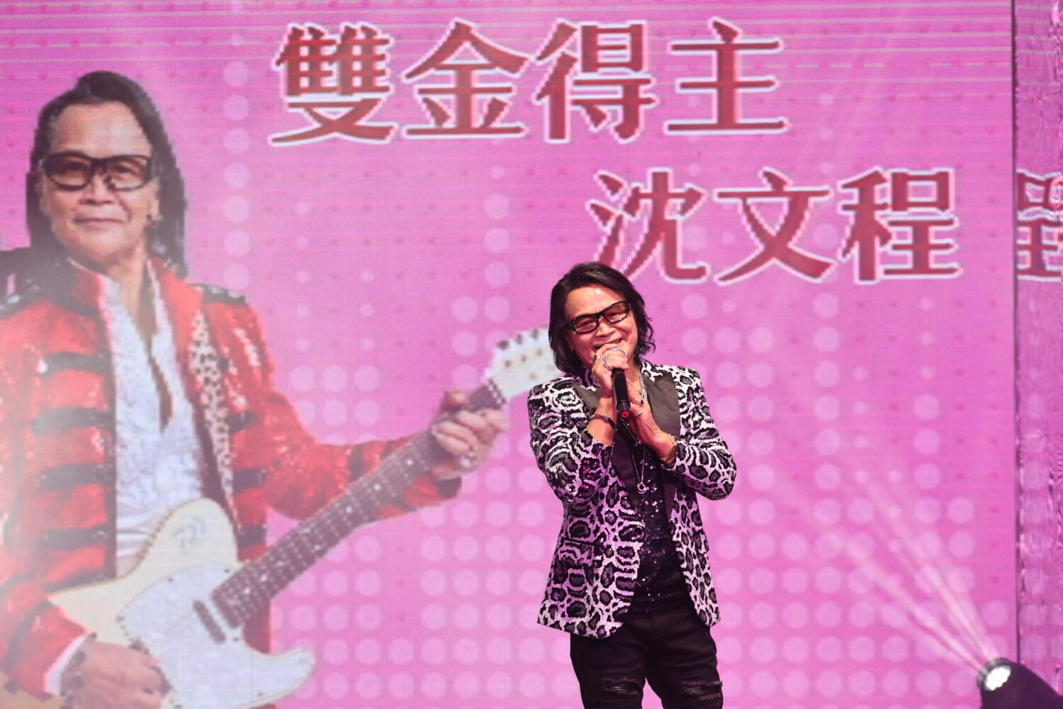 2026年的首航上，邀請到三金歌王沈文程一起迎接2026年，肺活量仍如20歲年輕男孩的沈文程，一連九首歌曲，連續上下兩場，讓旅客們聽得如癡如醉。〈圖／記者蔡宗武翻攝〉