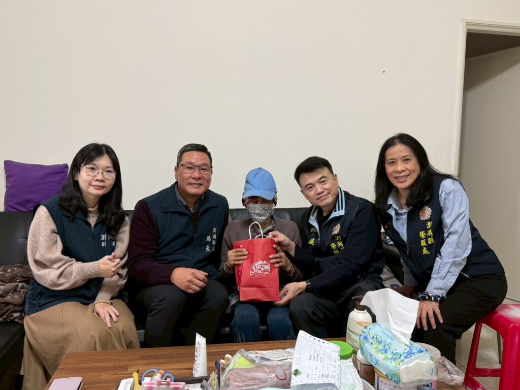 (左起)郵局謝副理、蔡南德局長、榮服處余處長、林副處長。(圖／澎湖郵局提供)