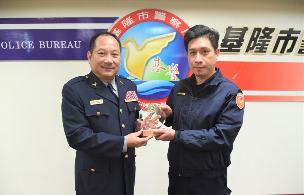 林局長頒發「114年全年度自辦查緝毒品實施計畫評核」獎項    八斗子分駐所獲獎。(圖／記者薛秀蓮 翻攝)