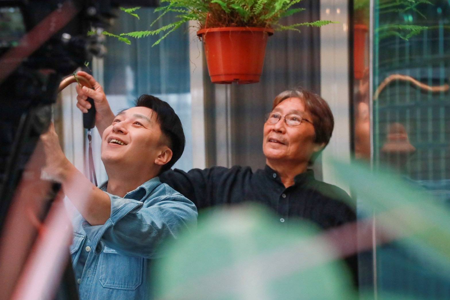 知名戲劇導演王圻生與演技派演員曹景俊飾演父子，兒子在外流離與逃避的矛盾心理，對應父親沈默的等待守候，成為故事張力之一。（圖／起而行文化提供）