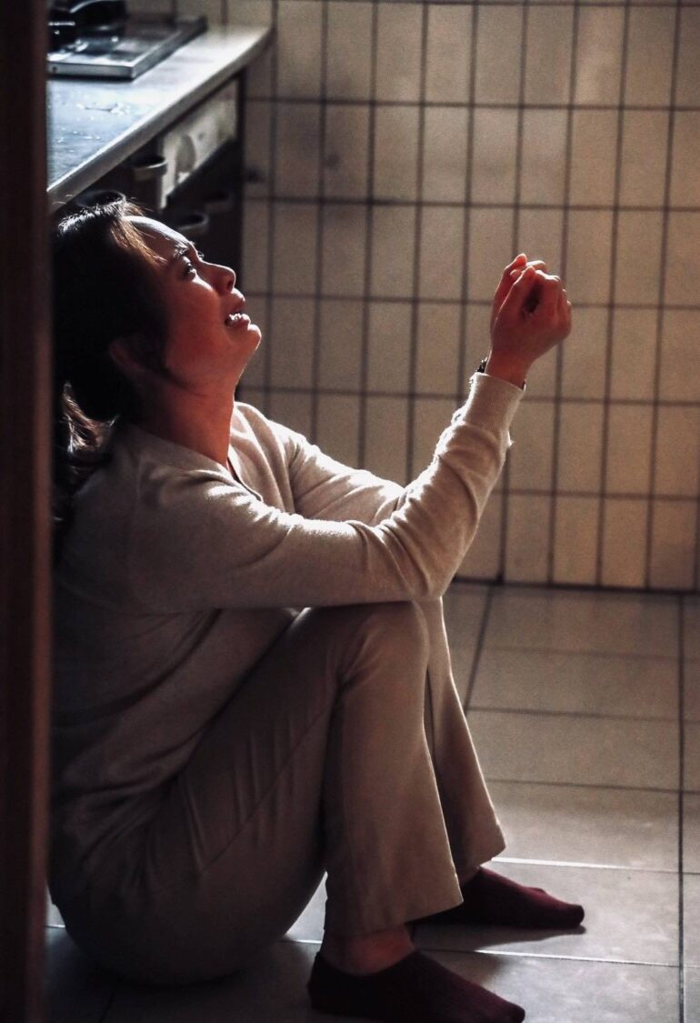 知名戲劇導演王圻生與演技派演員曹景俊飾演父子，兒子在外流離與逃避的矛盾心理，對應父親沈默的等待守候，成為故事張力之一。（圖／起而行文化提供）